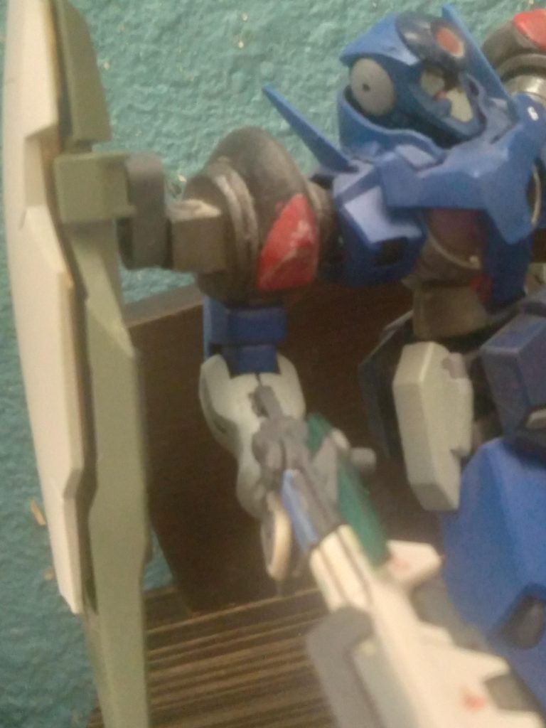 The shoulder has a custom hard point built into it that can be used to mount various equipment. The arm had the connector filed out some so the gn sword rifle can look like it's plugged in when in rifle mode