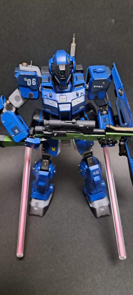 正面からみていただくとサブアームがどの辺りに取り付けてあるかわかりやすいかなと思います。カラーリングはブルーを基本に半光沢のトップを吹きました。