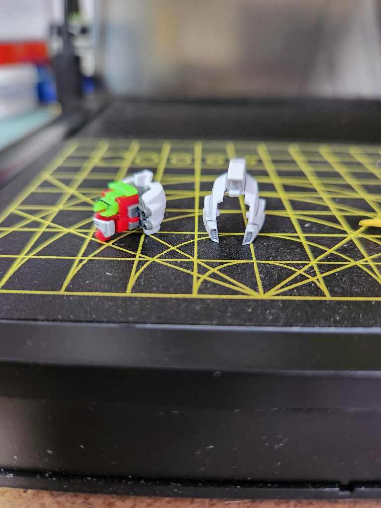 ちょこっと改造写真フェイスマスクを切り離し、頬裏を黒く塗って影を入れてます※ちょっと取り付け保持が落ちるので差し込み口を瞬間接着剤で太らせて補強してます