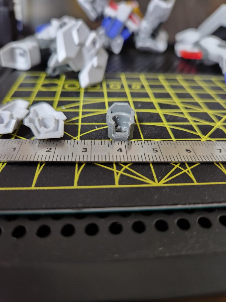 ハイキック改造(EGキットへ応用可能)脚の軸パーツをカット調整、目安は3×3mm四方を削って下さい少し保持力は少し落ちますが、ハイキックくらい出来ます