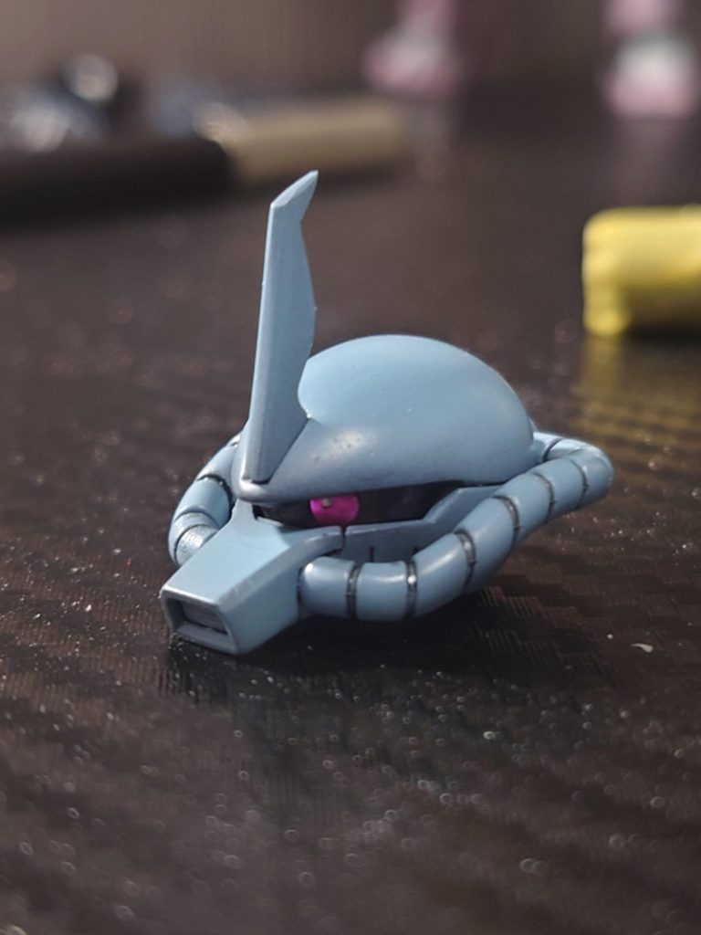 頭部延長で目つきを鋭く