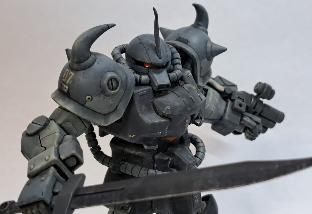 スジボリに加えプラ板やジャンクパーツでディテールアップをしています。また、胸部は少し物足りない感じがしたので、パテを盛ってボリュームアップを図ってます。