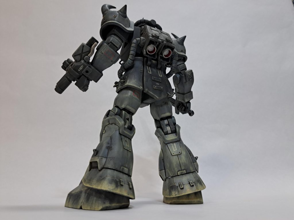 後ろ姿。グフ(グフカスタムですが…)といえばどうしても砂漠のイメージが強いため、砂汚れを意識してウェザリングを施しました。