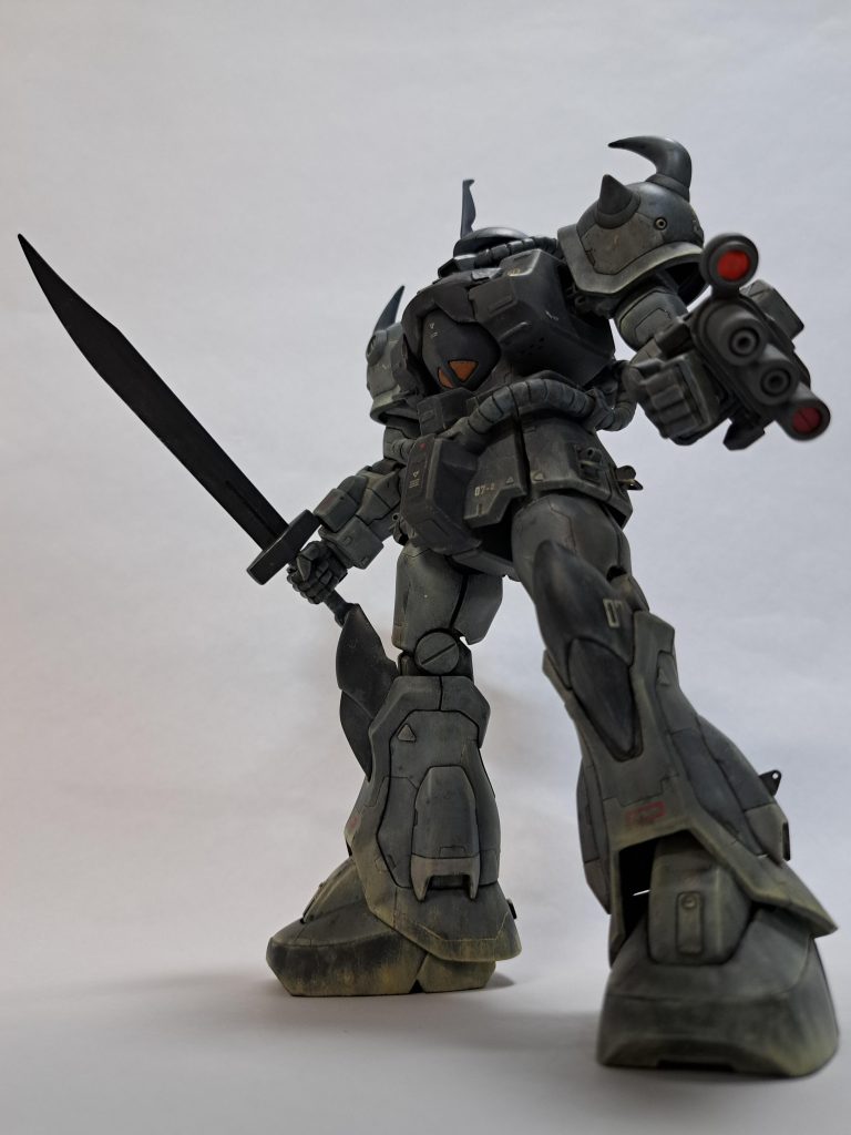 股関節に可動軸を追加し、より大きく脚を広げられるようにしました。また、キットのハンドパーツはグフカスタムらしい小さめの拳でしたが、個人的にジオン系のMSは大きめの拳の方が力強い感じがして好みなので、MGザクのものに差し替えてます。