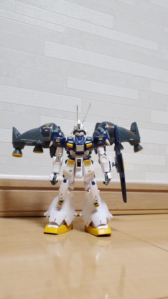 解説:グリプス戦役において敗北したティターンズは、地球連邦軍内で汚点となり、構成員はおろか所属MSでさえ不遇の扱いを受けることとなった。ティターンズ及び関連組織が開発に関与したMSは相次いで廃棄、登録抹消、または開発凍結となっていた。そんな中、地球連邦軍のMS開発技術の低下を恐れた一部の技術将校の働きによって、一部のMSは開発、研究の継続が認められた。こういった背景のなかで、マラサイの汎用性の高さと拡張性に着目したSAAB(サーブ)航空技術研究所は連邦軍に開発許可を申請、ティターンズ色の徹底的な払拭を条件に開発が許された。そうしてマラサイの後継機として誕生したのがグリペン・カールである。