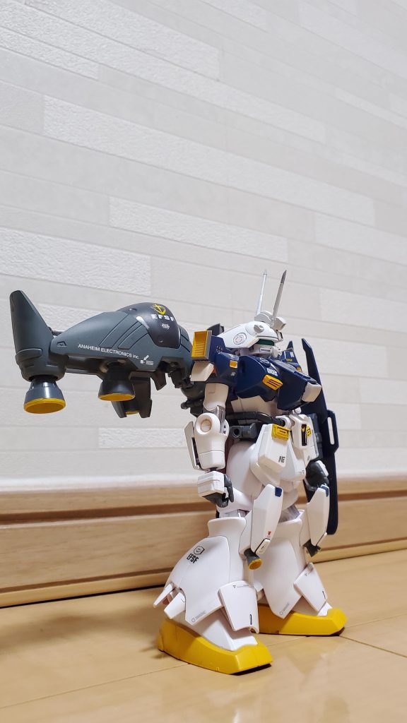 本機のデザインには歴代最弱と言われたマドロック、ザクⅡ改に負けたアレックスガンダム、(条約的に)存在自体がアウトなGP02の要素を取り入れています。不遇な扱いを受けてきた機体達に光を当てたかったのとシンプルに好きだったからですw