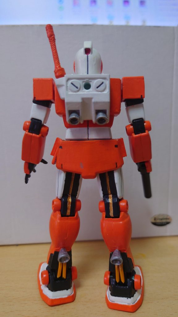 リアビュー。参考にしたモデルが、バトオペやガンオンのモデルなので、腿裏を削ってそれっぽいモールド入れたり、脛裏にバーニア増設したり、剥き出しのケーブル再現のためワイヤー入れたりしてます。