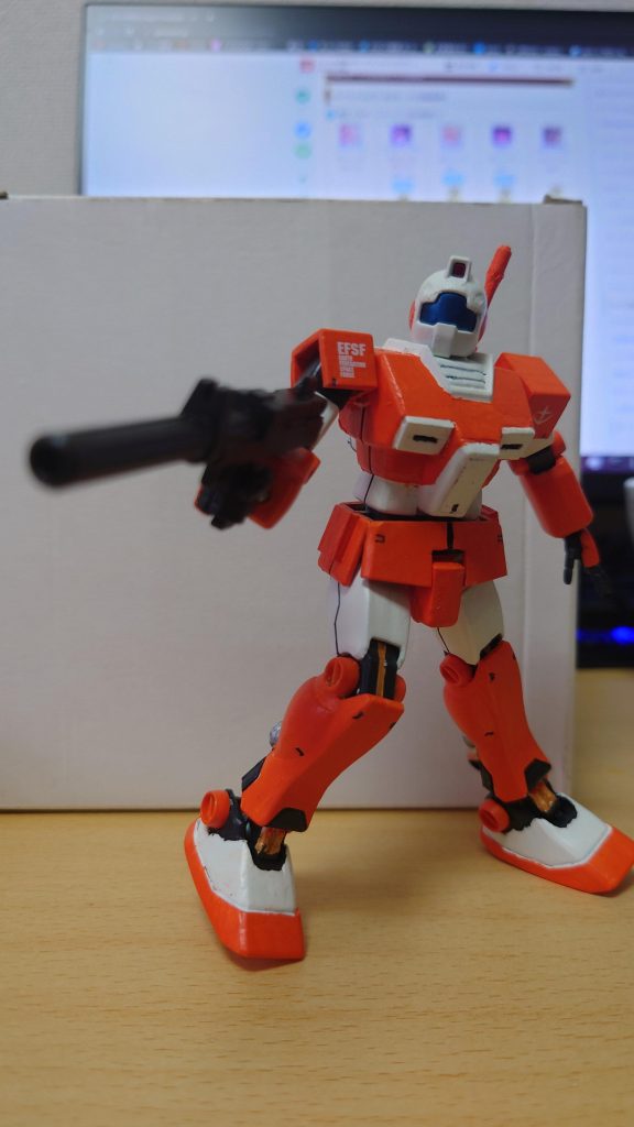 主兵装の軽装型ビームライフル。HGMSDのナイトシーカーのキットから、ほとんどそのまま流用してます。ビームライフルの接続基部が、邪魔だったので切り落として持たせてます。