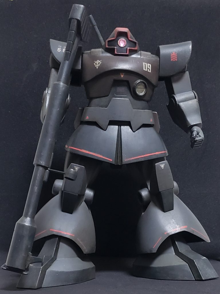 先日妹が東京に行った際、覗いてもらったプラモ屋で購入してもらった旧キットドムさん。ネットで様々な素晴らしい作品を見ているうちに、自分も作ってみたいと思っていました。しかしな~、旧キットも今やプレ値なんだなあ~ッ、定価800円のところ2800円は強気すぎるでしょ~~ッ(でも買う)子供のころはそのへんのスーパーにさえあったというのにね。主な改造箇所は、肩関節の引き出し化・股関節と足首のボールジョイント化・バズーカを担げるように延長・ネオジム磁石でモノアイを可動化になります。腕と大腿部は後ハメ加工しています。カラーリングやデカールは、武骨な感じにできたかなあと思っています。