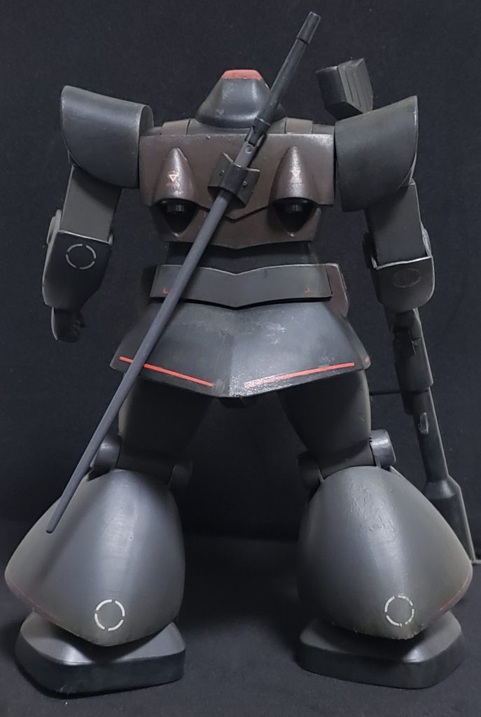 ドムのたくましい後姿(箱横解説ママ)。こういうおおらかな解説が旧キットの魅力でもある気がします。