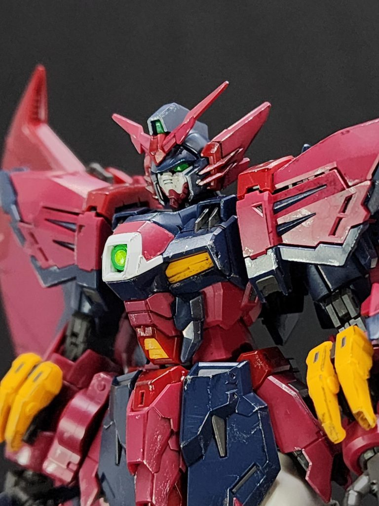 胴体アップ組んだだけでこれだけ目が光って見えるというか、透けてるのもスゴいですね。胸のクリアパーツはマーカーのメッキシルバーを裏に塗ってます