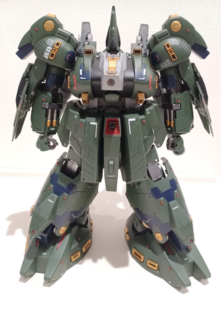 モノアイ取っ払い胸部パーツ、肩パーツ、バーニアなどは30mmオプションパーツセット9.10を使用ビルドパーツのアウンリゼアーマーなど腰部は1.2ミリのプラバンで延長太もも7ミリ程延長各部分100均ビーズ埋め込み