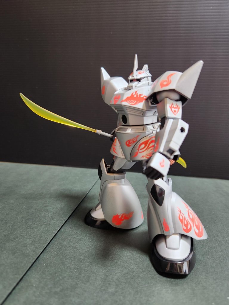 以前に買ったデカールシールが出てきたのでペタペタ張り付けました。マエダケイジは後付け設定です。