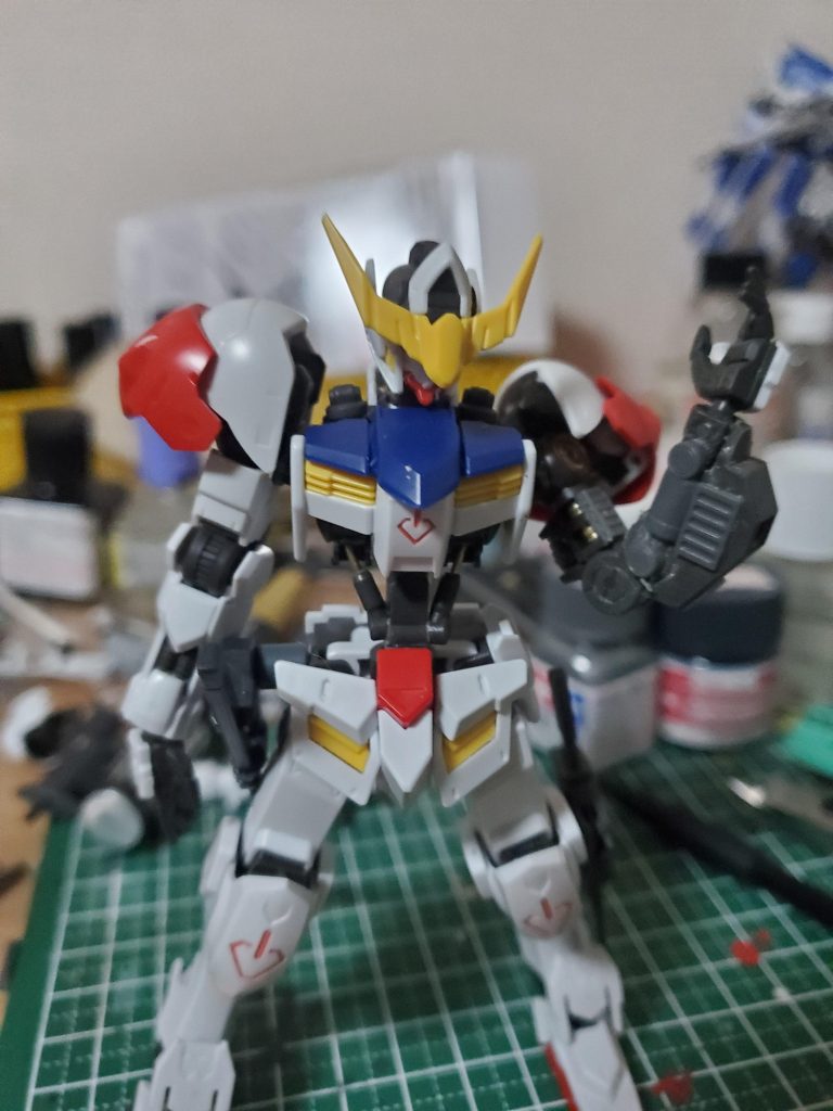 左腕はルプスのガンダムフレームにディテールアップパーツ貼り付けて自作しました