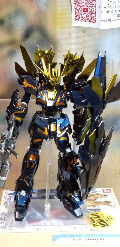 全身です。最初はミラークロームベースのクリアイエローで全身金色に統一しようとしたのですが、存在感があまりないように感じたため、サイコフレームにはクリアオレンジを追加しました。