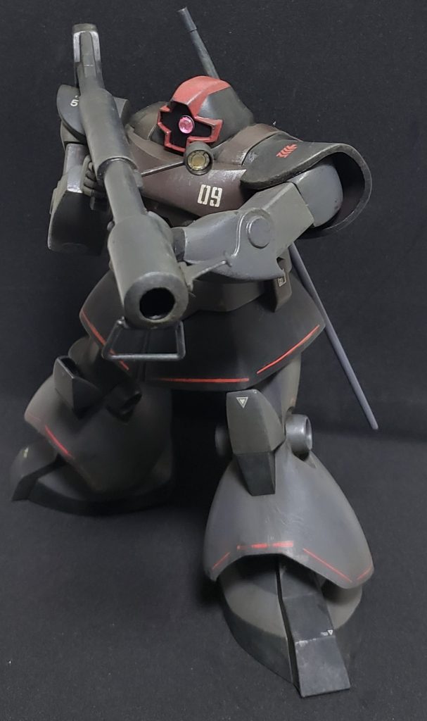 肩関節と股関節・足首はホビーベースの引き出し関節とボールジョイントを使いました。旧キットに使うためにはどうしたら良いのか、プラ板・瞬着とにらめっこの日々でした。試行錯誤したおかげで、ジャイアント・バズも自然に構えることができるよーになりました。バズがちょっと曲がってるのはご愛敬😉