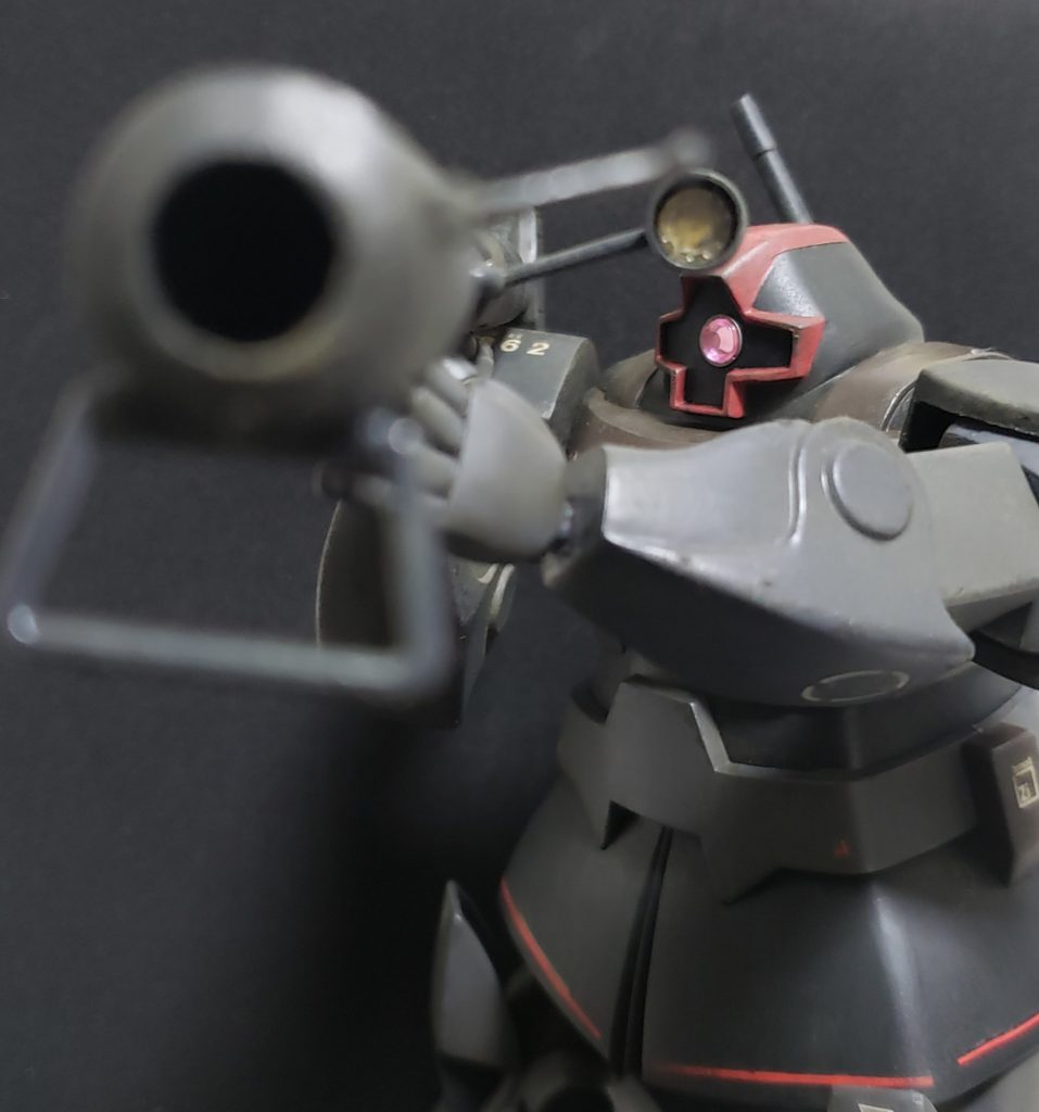 敵に狙いを定めるドムさん!バズーカのスコープはハイキューパーツのジーレップでそれっぽくしています。