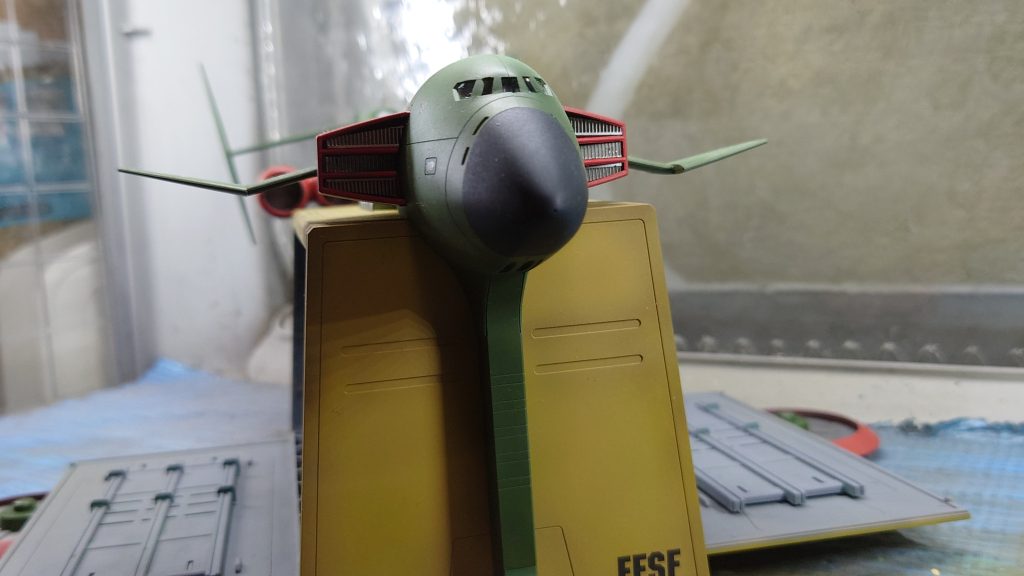 という訳で、ほぼストレートに組んでちょこっとだけディテールアップ。コクピット脇のダクト奥にディテール追加。