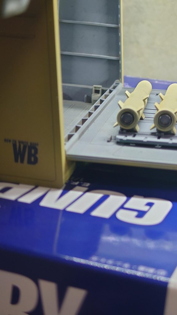 後はミサイルの噴射口に丸モールド貼り付け。……そしてコンテナ内には例のアレ……
