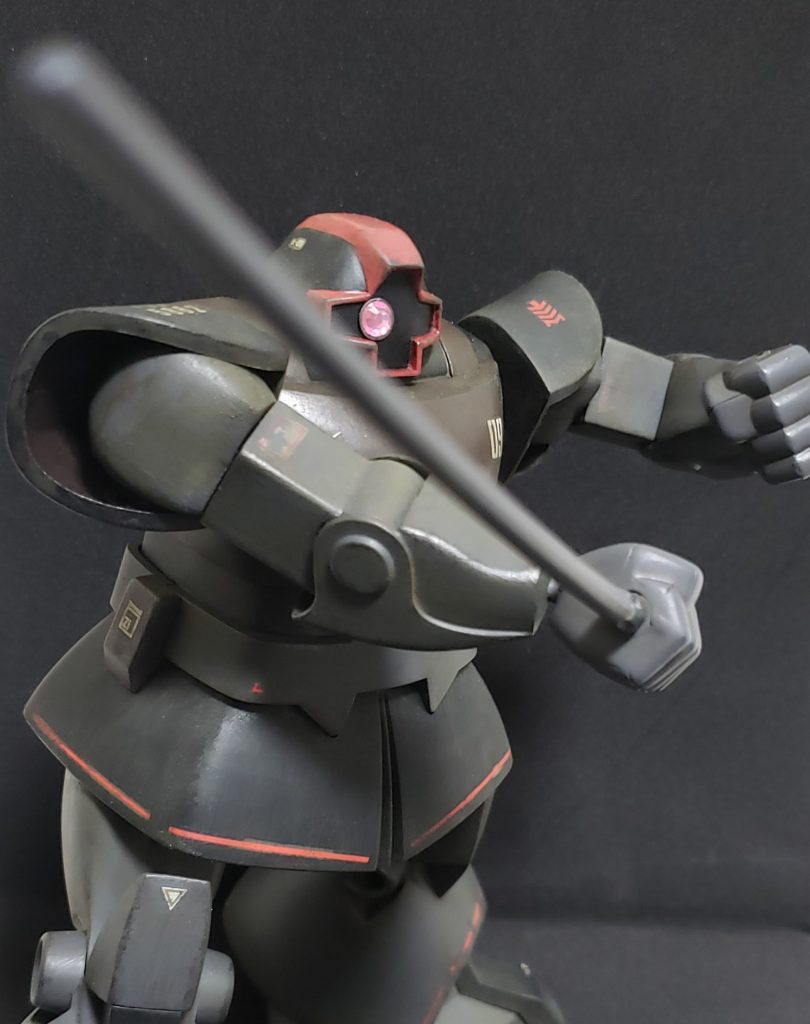 連邦の雑魚どもに一閃を食らわすドムさん!改造の恩恵でケレン味のあるポーズが決まる決まる。汚し塗装・チッピングしているから、塗装ハゲも気にせずブンドドが楽しめます。関節の破損にだけは気を付けたいものです。