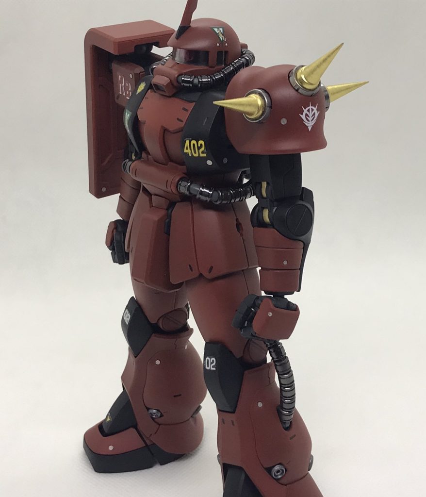 ジョニーのザクといえば皆さん真っ先にイメージするのがR型だと思います。MSV創世紀に生まれて以降、何度もキット化されゲームやコミカライズ作品での登場頻度も高く、ジョニーといえばR型だという印象をユーザーに強く植え付けてきました。今回のS型はルウム戦役後にF型を経て搭乗した機体で、少佐に昇進しR型を受領するまで乗っていたとされています。ジョニーのS型のキット化は今回が初でしょうか?ちと自分は他に見たことないと思います。