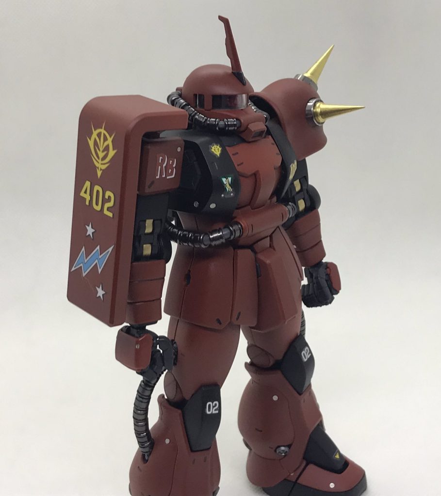 シャア専用ザクとカラーリングを差別化するために、公式の作例より黒の配色を多くしてみました。あとは関節にゴールドを挿し色として施し、肩のスパイクが色合い的に浮かないように意識しました。一つ気になったのが、このキットはデカールが新規で追加されてるんですが、その中にジョニーのパーソナルマークである黄色いユニコーンと真紅の稲妻を意味するRBのロゴが無く、そこはゲルググのデカールを使用しました。
