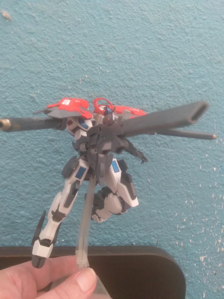 The beam rifle is made from junk parts. The main body is from the 00 command qanta. The barrel is from the double X satellite cannon and the sensor is 30mm