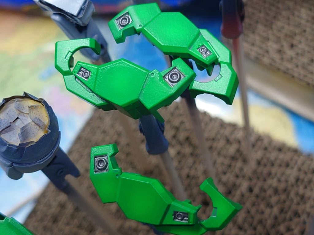 マスキングしてバーニア?部分の塗装。この後部分修正とスミ入れで誤魔化しました。