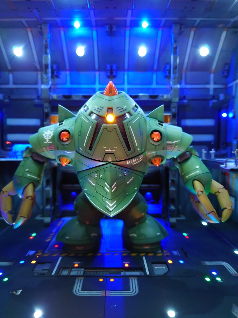 かなり前に作ったものですが、この頃はスジ彫りをとにかく練習かてら、入れまくってました。他はモノアイの電飾と渋めカラーにオリジナルデカール位です。