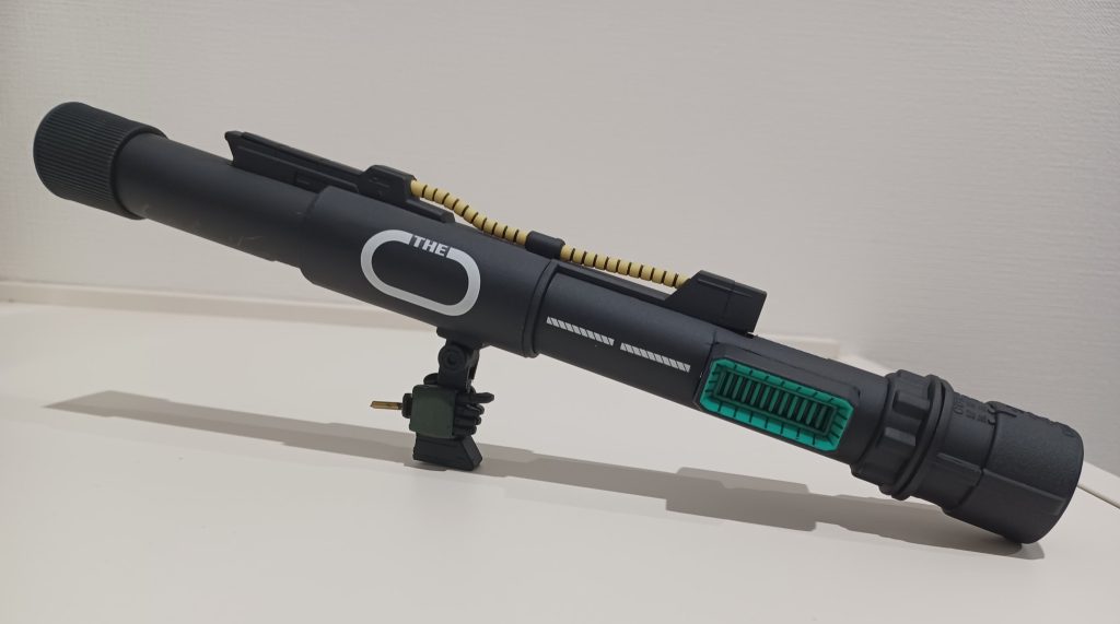 ホームセンターで塩ビ管買ってきて既存のビームライフルに合体、先は水道管などに使われるジョイントパーツです。