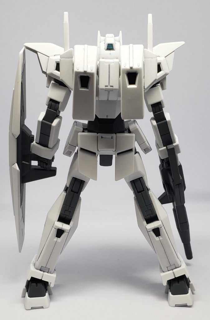 Gエグゼスのスッキリとした後姿。バックパックの合わせ目消しがうまく行かなかったので、細いプラ板を貼ってカモフラージュしています。