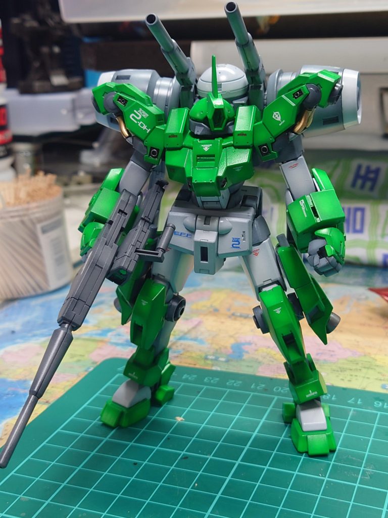デカール貼り後。ガンダムAGEのものを使用しました。