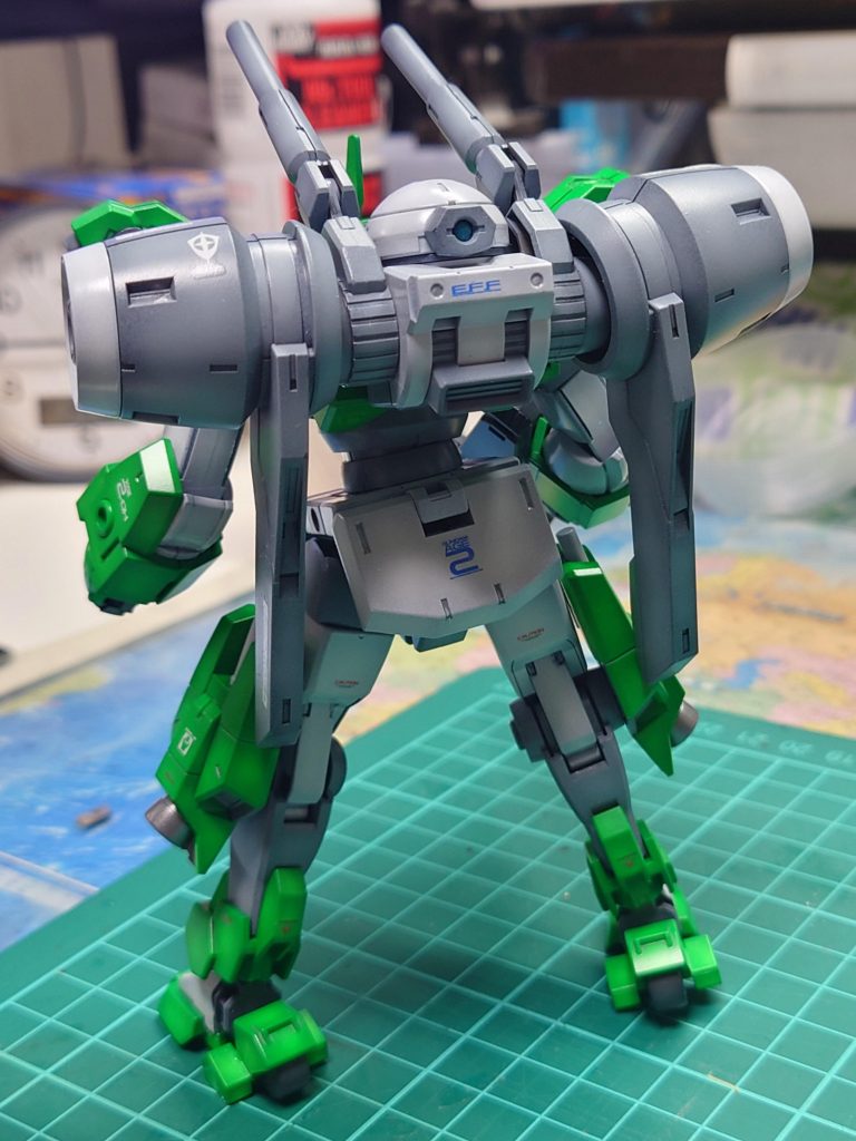 バックパックが重くて、なかなか直立しません。