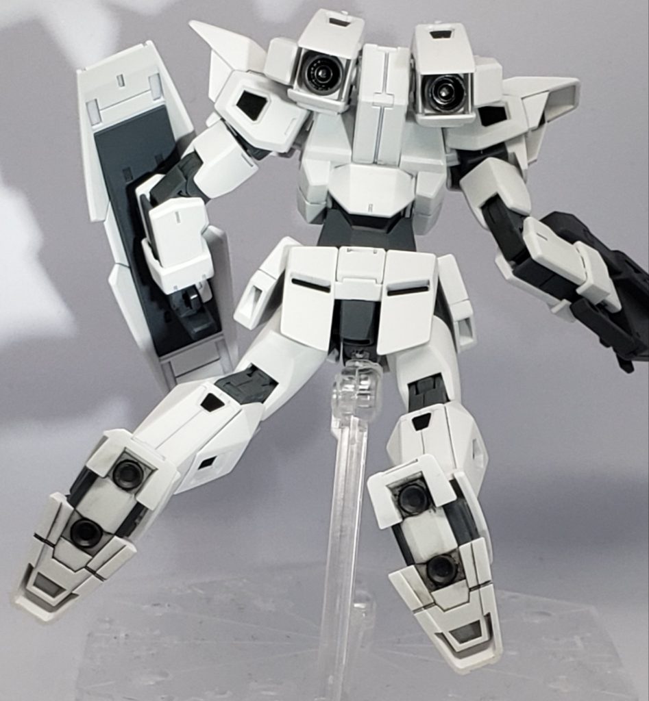 バックパックと足裏のバーニアはチョロッと塗装。爪先の肉抜きはスルー。素組でお気楽に作るのが今回の方針じゃい!