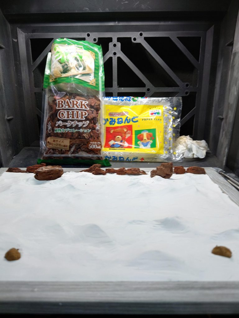 砂漠ジオラマ、使用材は100円ショップ中心のフォトフレーム、紙粘土、ガーデニング用バークチップ、羊毛フェルト、とウェザリングパステル等です。