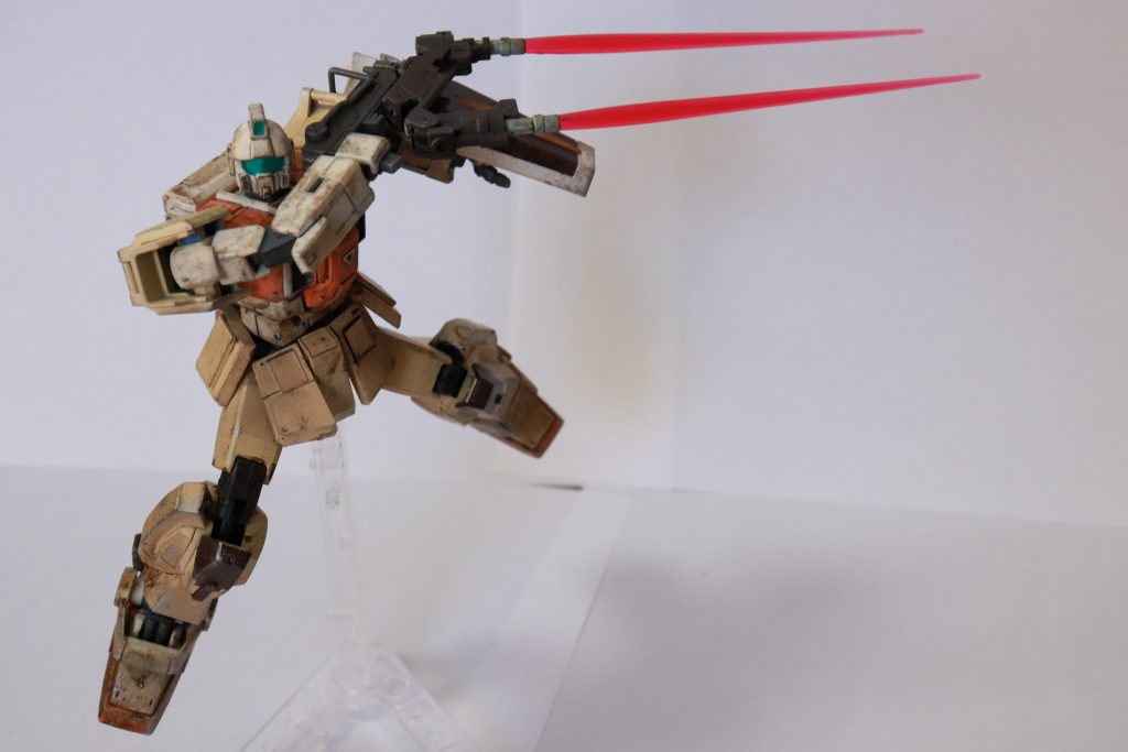 メイン武装の“試作型ビームスピア”はベースキット同様サーベル部分の向きを変えることができます。“突き刺す”だけではなく上から“振り下ろす”という使い方もできます。