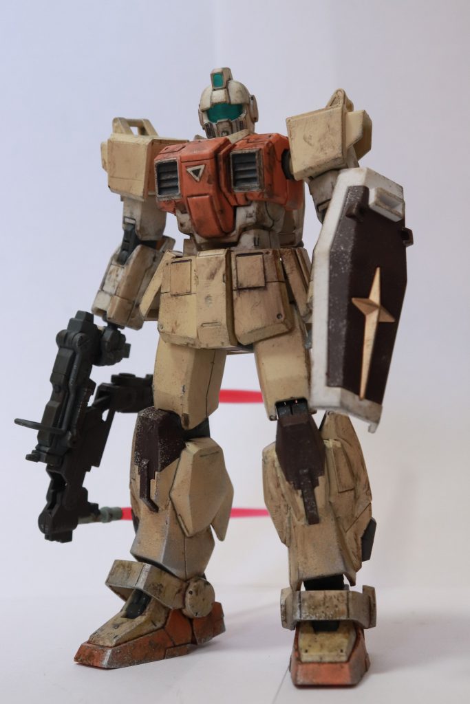 HGUCの陸戦型ジムにブルーディスティニー1号機の脚などを組み合わせて, スラスターを追加しました。武器は100mmマシンガンにジムストライカーのツインビームスピアを組み合わせた“試作型ビームスピア”とSDのガンダムのものを塗り替えた“ショートシールド”です。