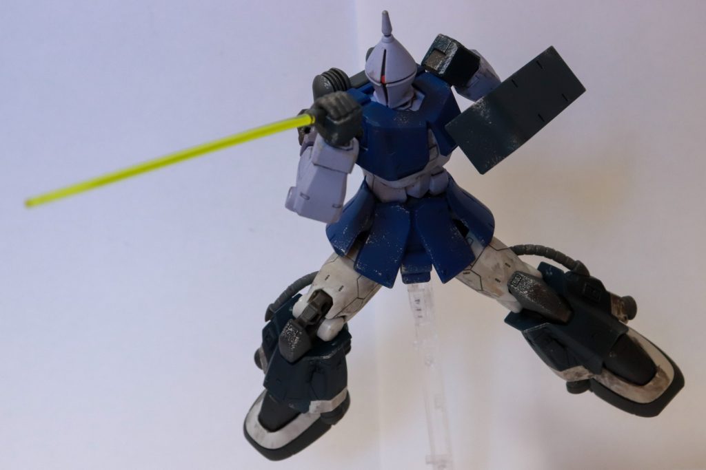 ギャンらしくビームサーベルを構えたポーズでギャンといえばサーベルを突き出すフェンシング選手のような構えですよね。