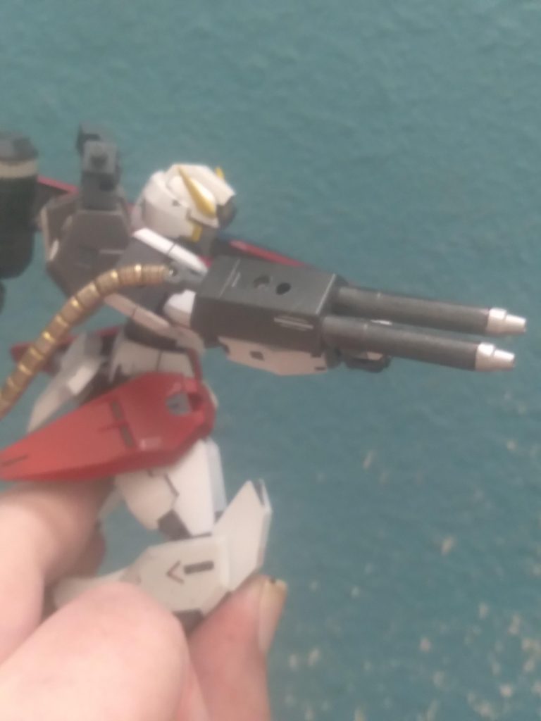 The cable is made from a metal replacement part for the power pipe on the MG Zaku. The body of the weapon is made from a piece from the giant gatling gun. The barrels come from lightning bws Mk2. The energy tank is also from the giant gatling gun set