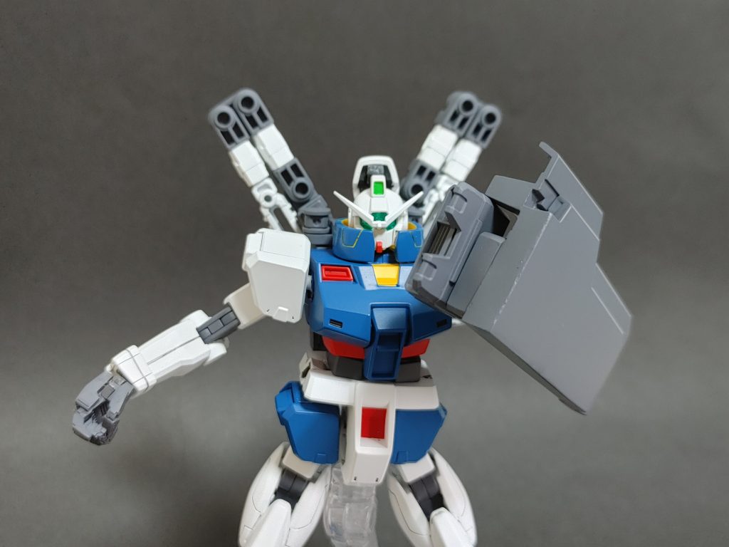 巨大シールドは「タタミシールド」という名称。半分割し、中から打撃用のクローが出てくる。