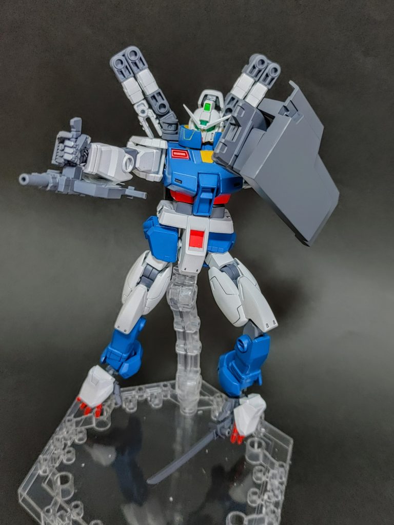 マシンガンを横持ちし反動を抑え、足でソードを振り回す！