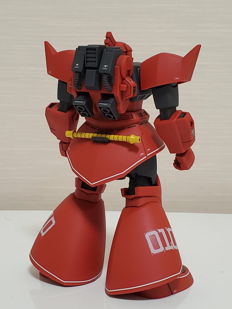 付属のマーキングシールだけでは寂しかったので、他のガンプラの余ったシールを少々。あと「MSV-Rジオン編」の表紙を参考に市販のラインデカールを切り貼りしました。ラインデカールの糊が弱い&マーキングシールの曲面貼りに苦労しました(ラインも結構ズレてますね😞)。スジ彫りは失敗が怖くスルーです(プラモはトライ&エラーですが限定品は躊躇します)。ラインは弄っている間に削れてしまった箇所も…😢