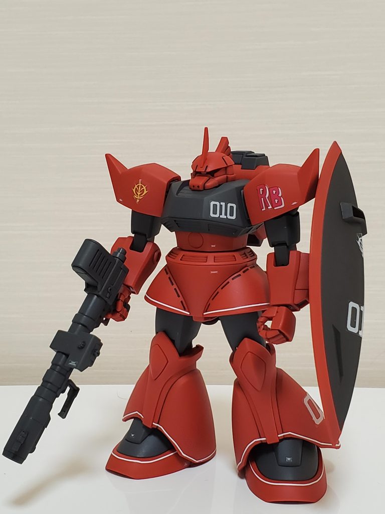 ブレードアンテナ&シールド装備ジョニーゲルググはアンテナなしの印象が強すぎてあまりこちらを使う事はないかなと。武器もロケットランチャーが代名詞なので通常のビームライフルはまだ作ってません。