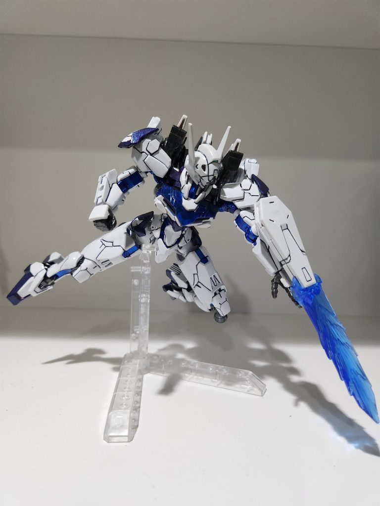 シールドからはビームソードが出る設定です