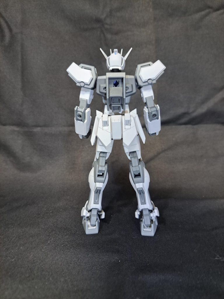 ぐるりと1周EGとはいえ色分け、プロポーションに特に気になる所がなかったので大きな改修はせずに筋彫りの追加、アンテナ等のシャープ化など簡単なディテールアップだけになっています。それにしても旧HGストライクを作った事がある身からするとバンダイの技術の進化に驚きました…