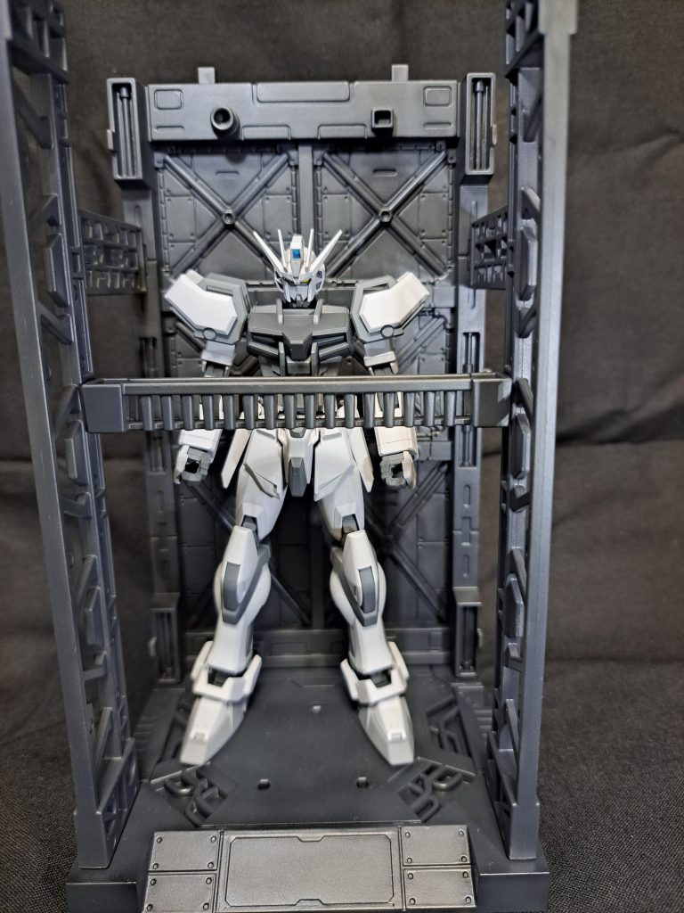 格納庫も併せて作製しました。こちらも前から気になっていた100均の連携ディスプレイベースです。簡単にグレー塗装してます。格納庫込でキット代が1000円いかないので何かお買い得な気がしますね！