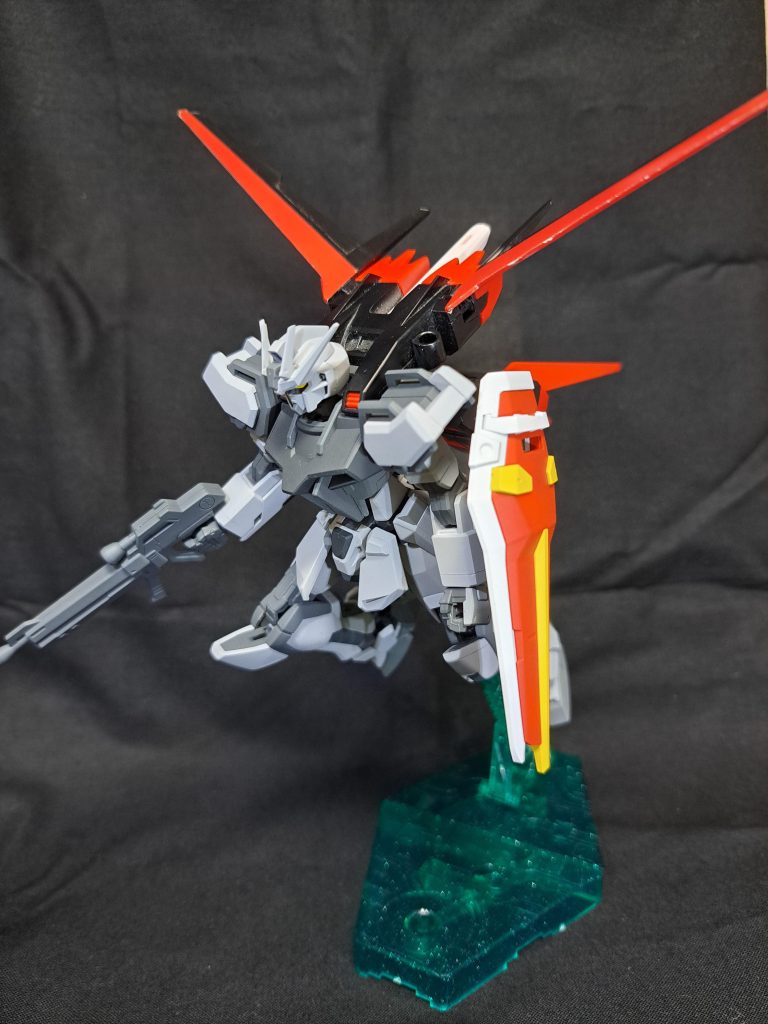 ジャンクの山から拾ってきたエールストライカーを装備させて出撃時風の1枚📸色が入るとグレーが映えてよき。(ストライカーパックにサーベルがないのはご愛嬌)