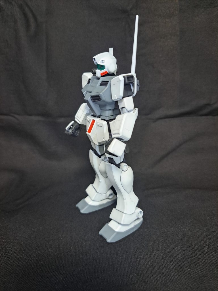 横から塗装は黒立上げで塗装しましたが、HGに塗装するにはまだまだ練習が必要だと感じる仕上がりでした💦本体の改造箇所としては、頭部アンテナの大型化、コックピット周りのデザイン変更、胴体下部をプラ板で3mmほど延長、サイドスカートにビームダガーを装備。