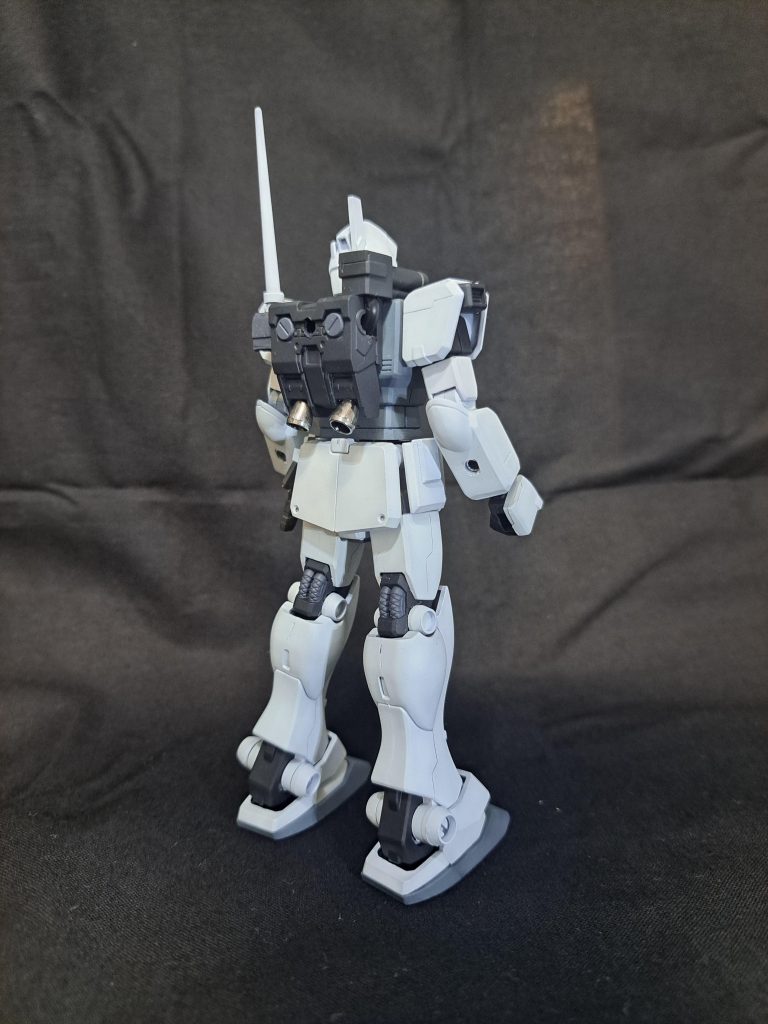 後ろからバックパックはジムガードカスタムのをベースにして大型化し、プラパイプとジャンクパーツから作製した索敵用センサーと大型アンテナを追加しました。