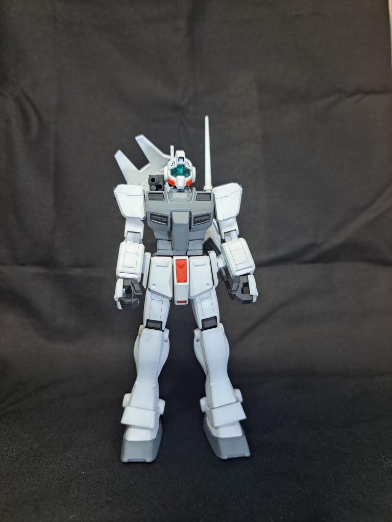 正面今回の改造のコンセプトとして、自軍基地の周りで長期間隠れて敵機の侵攻を監視警戒する機体という設定です。古いキットなので各部合わせ目消しとそれに伴い後ハメ加工をしました。ディテールも物足りなかったので筋彫りも追加してます。